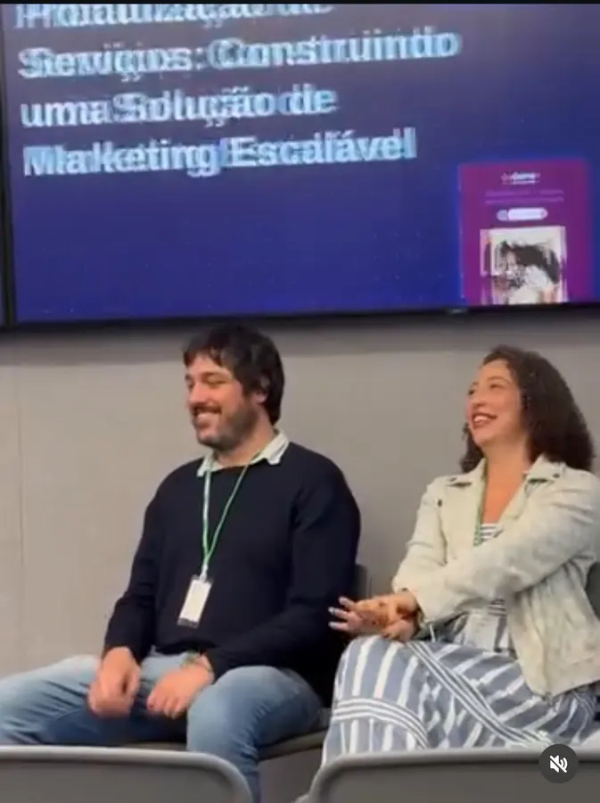 Gabriela e Rafael palestrando para a ActiveCampaign no escritório do Meta
