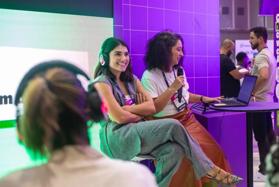 Gabriela palestrando no Web Summit com Letícia Vaz