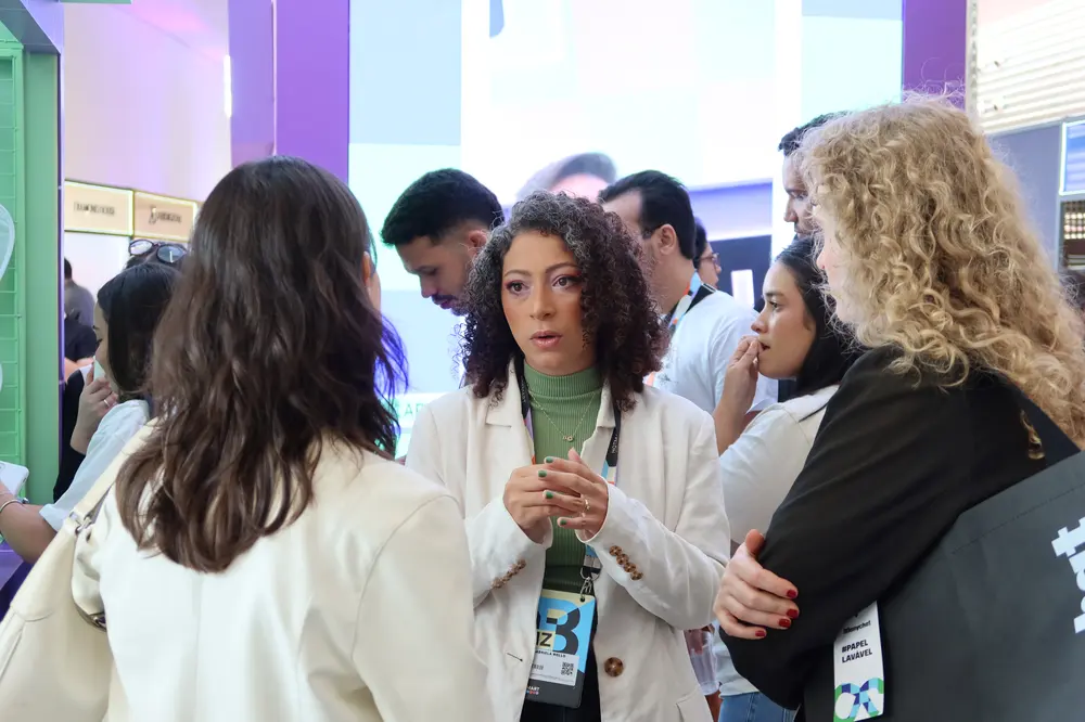 Gabriela conversando com pessoas em evento